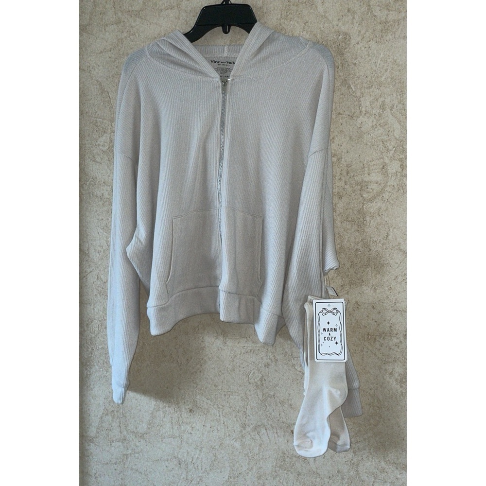 Vine and Valley Zip Up Ribbed Hoodie w/socks Size XL New With Tags
